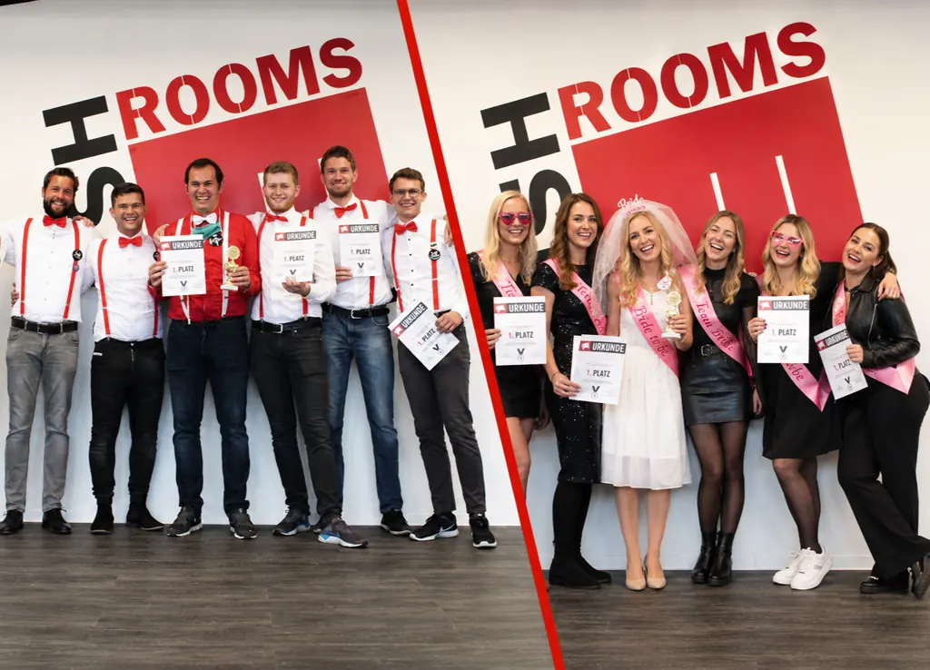 Geteiltes Bild: links die Männergruppe mit roten Hosenträgern, rechts die Frauengruppe mit rosa Schärpen und Braut