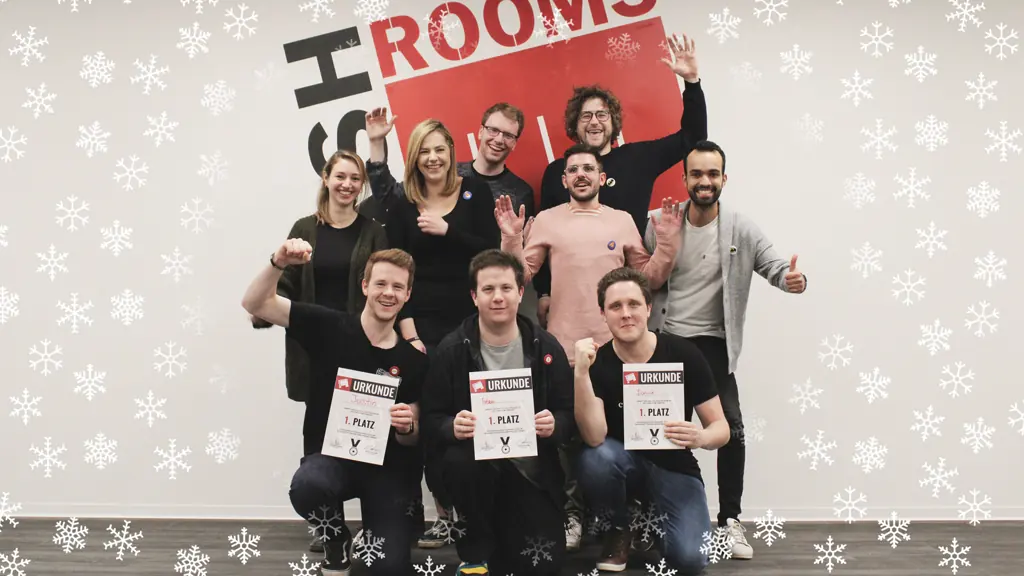Acht Gäste mit Urkunden vor der BASH-ROOMS-Wand, über das Bild sind weiße Schneeflocken gelegt